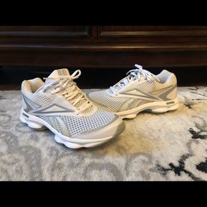 Woman’s Reebok Runtone sneakers SZ 8